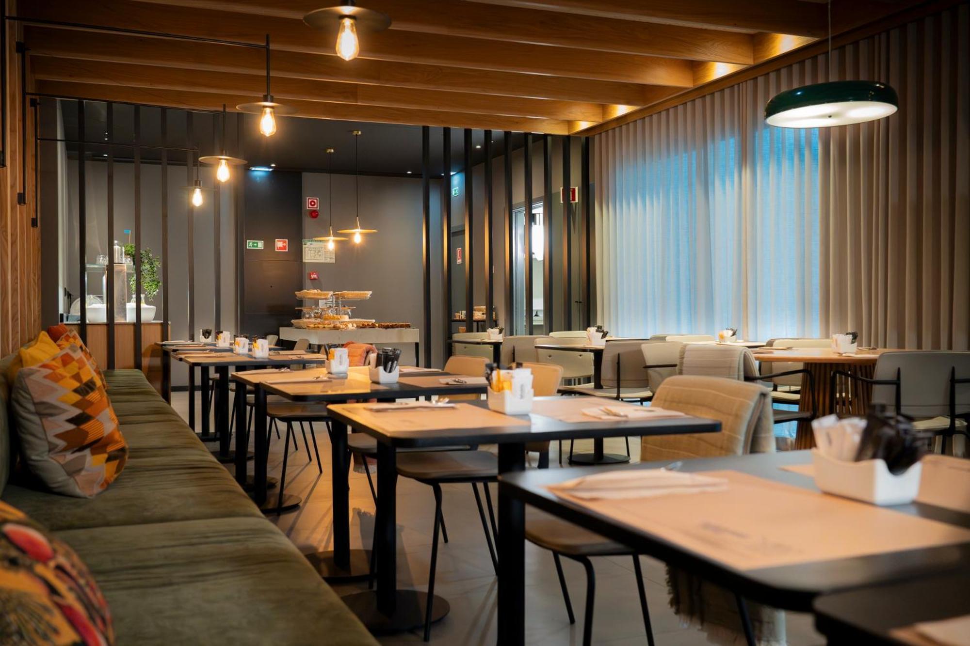 Acta The Clover Hotel Oporto